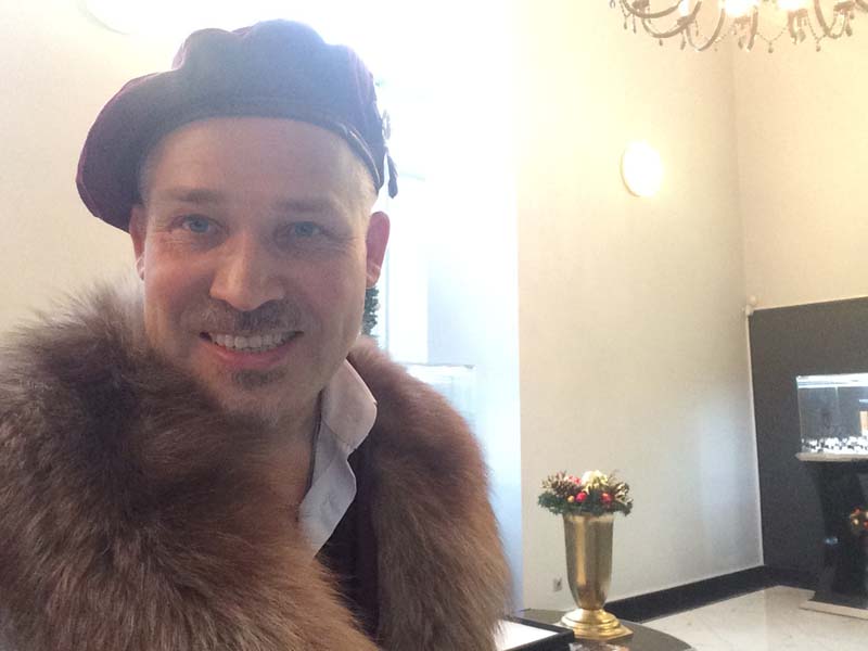 шаржист Мишель, Михаил Шабалин рисует в магазине 