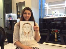 Татевик позирует шаржисту Мишелю в магазине 