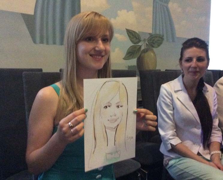 Вера получила свой шарж в ресторане 