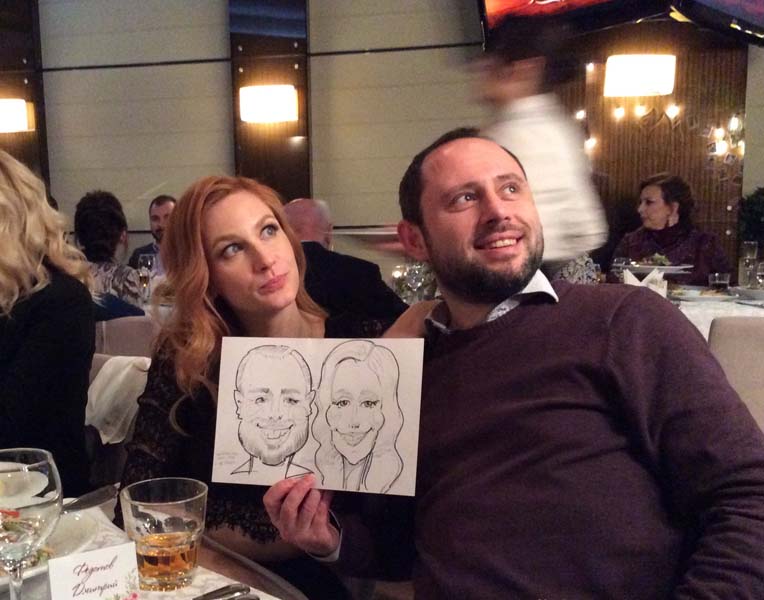 шаржист Мишель творит на свадьбе в ресторане 